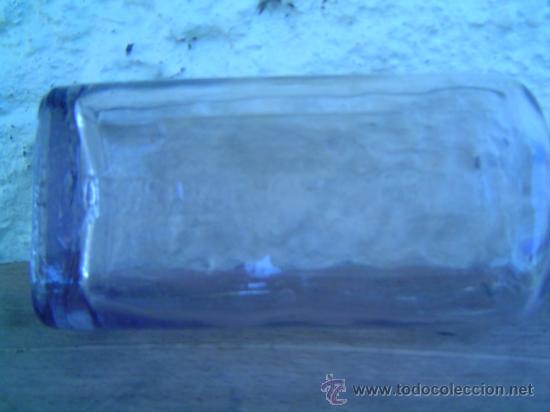 Botellas antiguas: BOTELLA LABORATORIO M. FABREGAT LETRAS EN RELIEVE - Foto 2