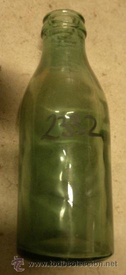 Botellas antiguas: Botella de leche de 20 cms de altura - Foto 1