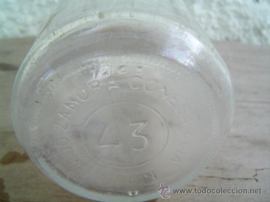Botellas antiguas: BOTELLA LICOR 43 RELIEVE EN LA BASE - Foto 2