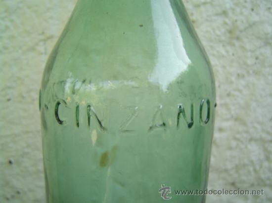 Botellas antiguas: BOTELLA CINZANO LETRAS EN RELIEVE - Foto 2