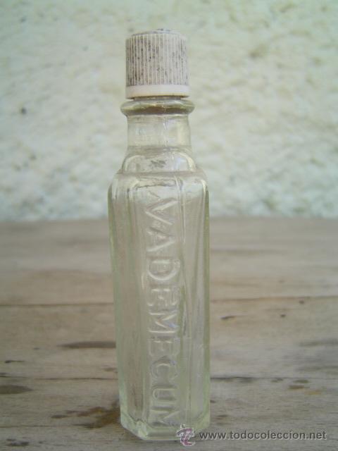 Alte Flaschen: BOTELLA VADEMECUM LETRAS EN RELIEVE EN LOS LADOS