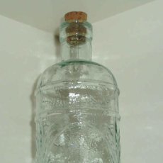 Botellas antiguas: BOTELLA VACÍA DE VIDRIO EN RELIEVE RACIMOS DE UVA Y HOJAS DE VID. ALTURA 28,5 CM. Lote 23116436