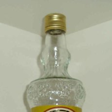 Botellas antiguas: BOTELLA VACÍA DE VIDRIO CON RELIEVE. MISTELA MOSCATEL DE TURÍS. Lote 42456993