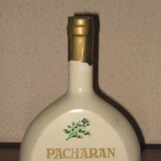 Botellas antiguas: ANTIGUA BOTELLA DE CERAMICA , PACHARAN LA NAVARRA - DESTILERIAS VIANA - NAVARRA - PRECINTADA