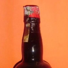 Botellas antiguas: BOTELLA DE VINO DE MEDIUM DRY PUKKA. BODEGA AGUSTIN BLAZQUEZ. JEREZ DE LA FRONTERA. 1/2 LLENADO.