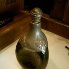 Botellas antiguas: PRECIOSA BOTELLA DE VIDRIO VERDE DECORADA CON RELIEVE DE ESTAÑO ANTIGUA