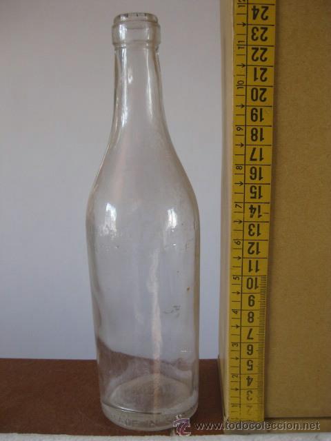 Botellas antiguas: BOTELLA BLANCA CON LETRAS EN RELIEVE - Foto 1