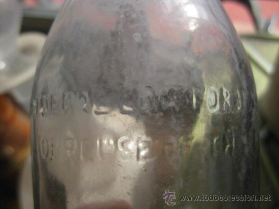Botellas antiguas: BOTELLA BLANCA CON LETRAS EN RELIEVE - Foto 2