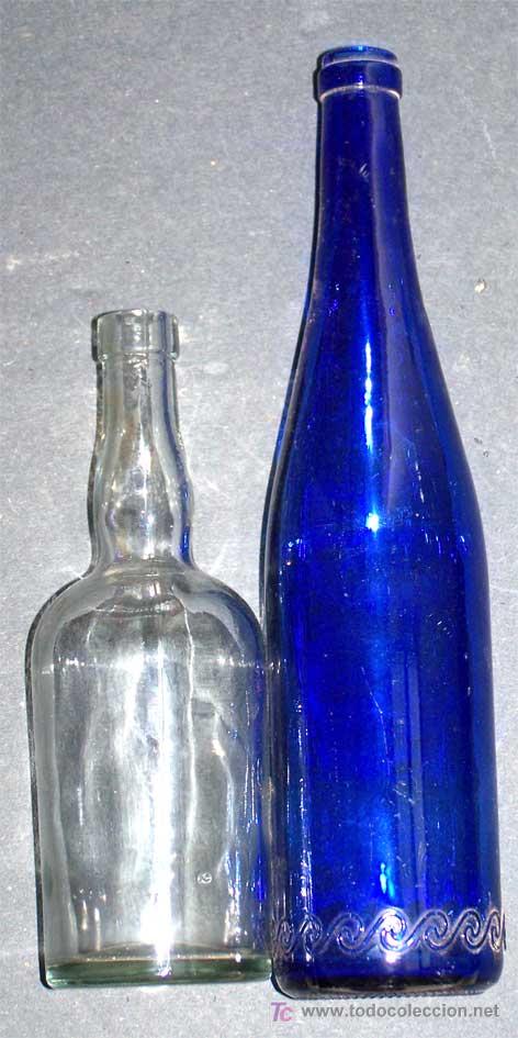 Botellas antiguas: Lote 2 botellas antiguas, una con relieves en la base - Foto 1