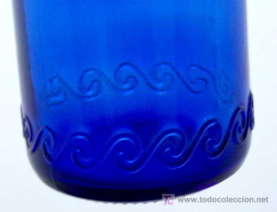 Botellas antiguas: Lote 2 botellas antiguas, una con relieves en la base - Foto 2