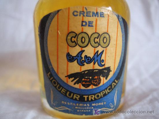 Botellas antiguas: BOTELLITA DE LICOR - CR&Eacute;ME DE COCO A.M - Foto 2