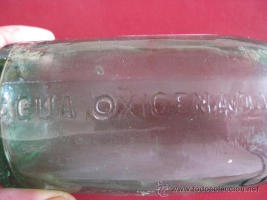 Botellas antiguas: BOTELLA AGUA OXIGENADA FORET CON LETRAS EN RELIEVE - Foto 2