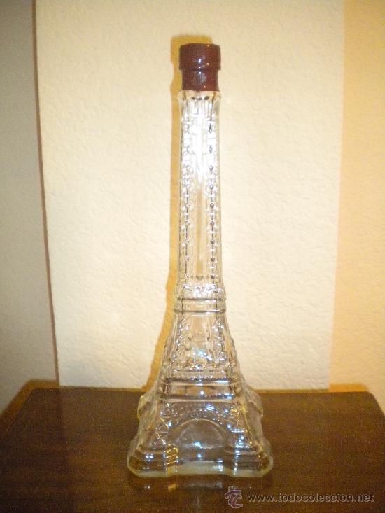 Botellas antiguas: Botella de licor en forma de torre eiffel - Foto 1