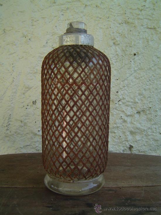 Botellas antiguas: BOTELLA DE SIFON SIN CABEZA Y COM MALLA - Foto 1