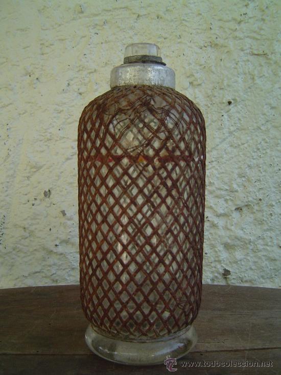 Botellas antiguas: BOTELLA DE SIFON SIN CABEZA Y COM MALLA - Foto 2