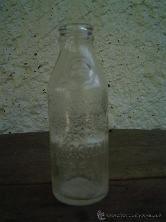 Botellas antiguas: BOTELLIN MARTINI LETRAS EN RELIEVE - Foto 1