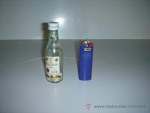 Botellas antiguas: botellin de ron bacardi superior - Foto 1