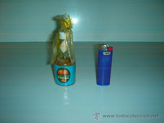 Botellas antiguas: Botella de licor de fresa - Foto 1