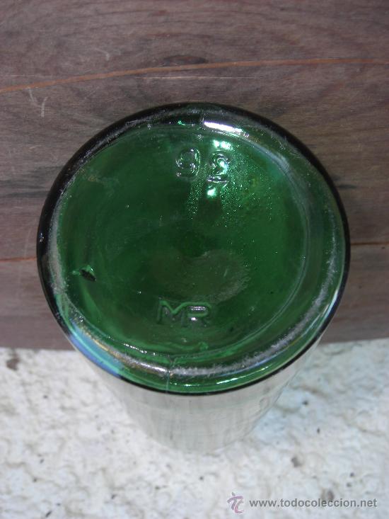 Botellas antiguas: BOTELLA CRISTAL VERDE LETRAS Y N&ordm; EN LA BASE - Foto 2