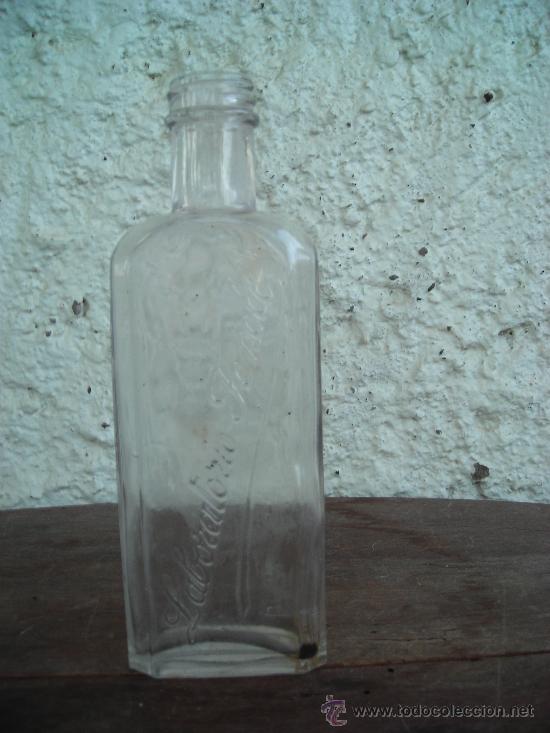 Botellas antiguas: BOTELLA LABORATORIO FENOLL LETRAS EN RELIEVE - Foto 1