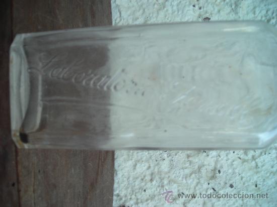 Botellas antiguas: BOTELLA LABORATORIO FENOLL LETRAS EN RELIEVE - Foto 2