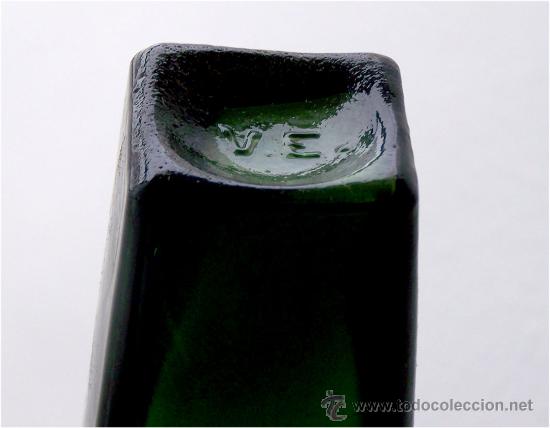 Botellas antiguas: botella cuadrangular, principios del S. XX. Fabricada por V.E. - Foto 2