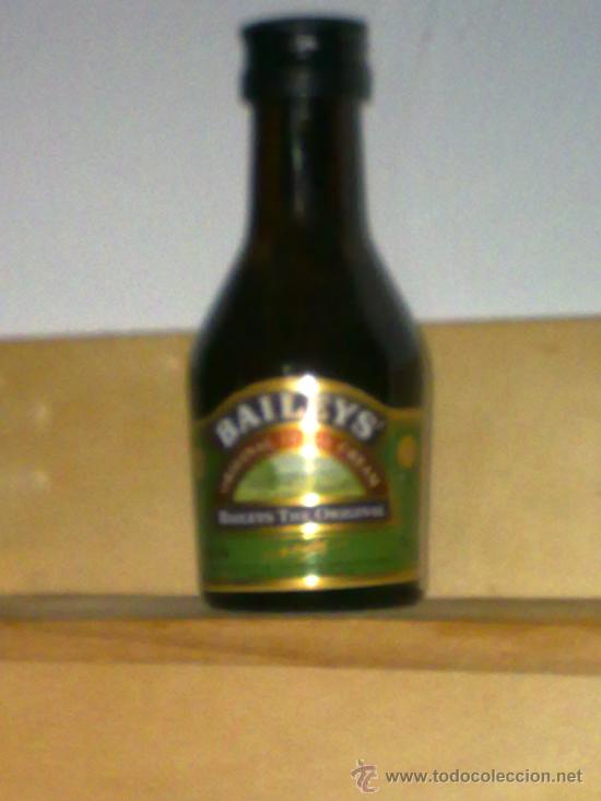 Botellas antiguas: MINIATURA  DE  BAYLEIS.............LLENA - Foto 1