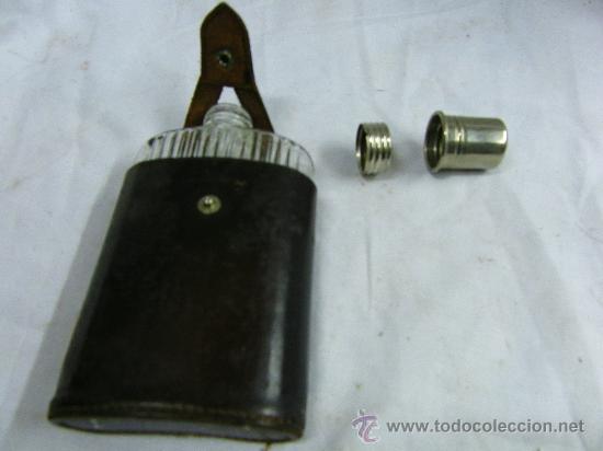 Botellas antiguas: BOTELLA CON PETACA - Foto 2