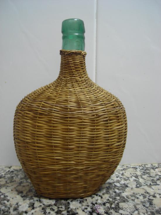 Botellas antiguas: BOTELLA FORRADA  DE MIMBRE - Foto 1