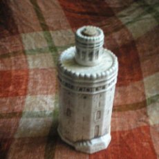 Botellas antiguas: BOTELLA DE LICOR TORRE DEL ORO. Lote 25125674