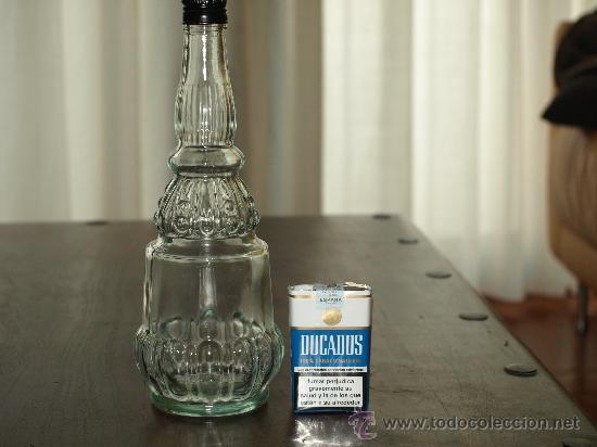 Botellas antiguas: BOTELLA CON BONITOS RELIEVES. - Foto 3