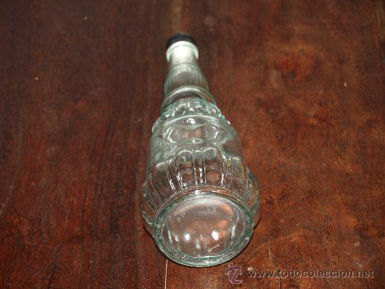 Botellas antiguas: BOTELLA CON BONITOS RELIEVES. - Foto 2