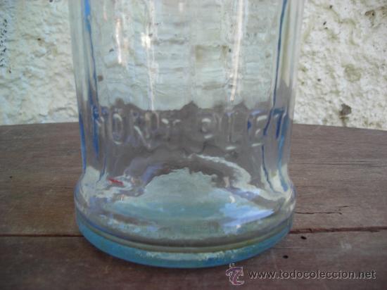 Botellas antiguas: BOTELLA MONTPLET LETRAS EN RELIEVE CERCA DE LA BASE - Foto 2