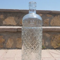 Botellas antiguas: ANTIGUA BOTELLA TALLADA. EN EL TAPON PONE DUENDE RUTE.
