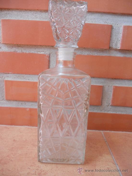 Botellas antiguas: ANTIGUA BOTELLA DE LICOR  TALLADO. - Foto 1
