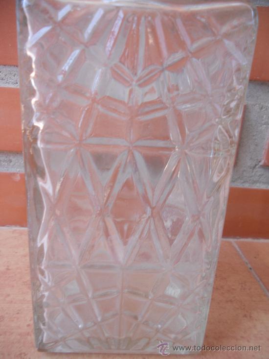 Botellas antiguas: ANTIGUA BOTELLA DE LICOR  TALLADO. - Foto 2