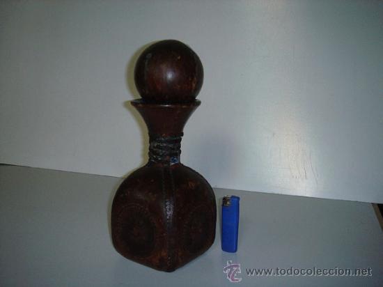 Botellas antiguas: Botella de cristal forrada de cuero. - Foto 1