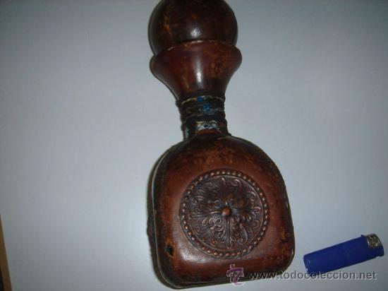 Botellas antiguas: Botella de cristal forrada de cuero. - Foto 2
