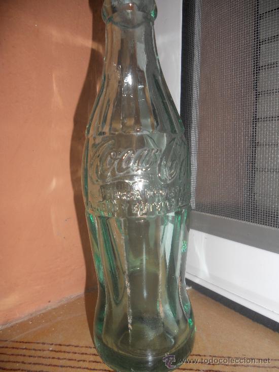 Botellas antiguas: BOTELLA DE COCACOLA, EN RELIEVE. - Foto 1