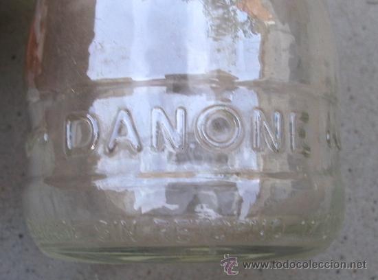 Botellas antiguas: bote de danone, nombre en relieve (7,5x6cm aprox) - Foto 2