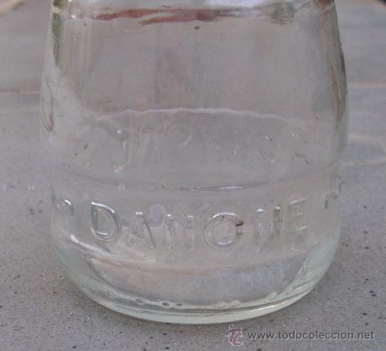 Botellas antiguas: bote de danone, nombre en relieve (7,5x6cm aprox) - Foto 3