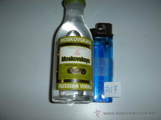 Botellas antiguas: Botell&iacute;n de MOSKOVSKAYA. - Foto 1