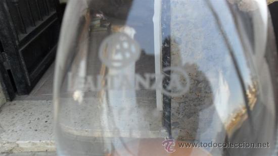 Botellas antiguas: botella de cristal de licor - Foto 2