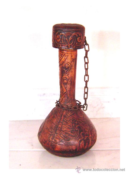 Botellas antiguas: BOTELLA  DE VIDRIO FORRADA DE CUERO - Foto 1