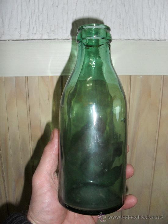 Botellas antiguas: Antigua botella de vidrio verde - Foto 1