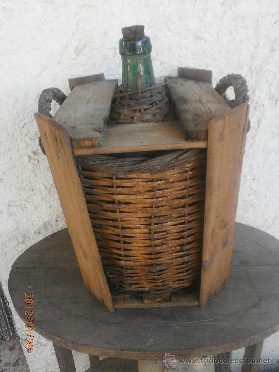 Botellas antiguas: ANTIGUA GARRAFA FORRADA DE MIMBRE Y PROTECTOR DE MADERA. - Foto 1