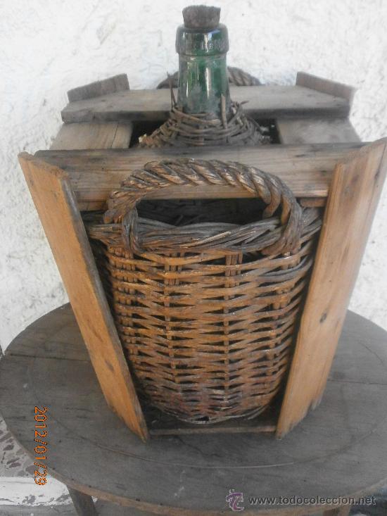 Botellas antiguas: ANTIGUA GARRAFA FORRADA DE MIMBRE Y PROTECTOR DE MADERA. - Foto 2