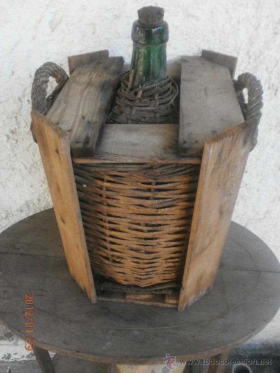 Botellas antiguas: ANTIGUA GARRAFA FORRADA DE MIMBRE Y PROTECTOR DE MADERA. - Foto 3