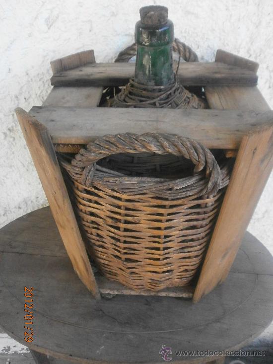 Botellas antiguas: ANTIGUA GARRAFA FORRADA DE MIMBRE Y PROTECTOR DE MADERA. - Foto 4
