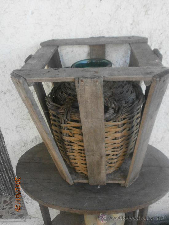 Botellas antiguas: ANTIGUA GARRAFA BOCA ANCHA FORRADA DE MIMBRE Y PROTECTOR DE MADERA. - Foto 1